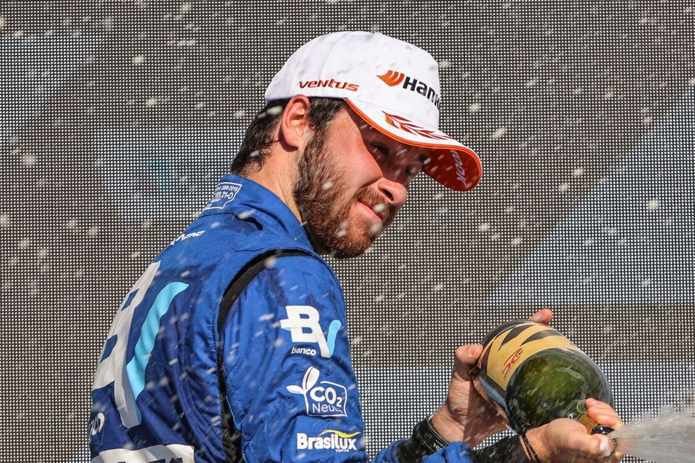 Felipe Baptista no pódio no Velocitta
(Rodrigo Ruiz/CAR Racing KTF)