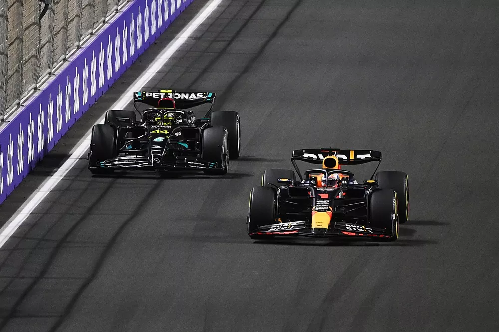 Max Verstappen, Red Bull Racing RB19, Lewis Hamilton, Mercedes F1 W14