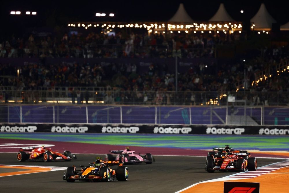 Lando Norris, McLaren MCL38, Charles Leclerc, Ferrari SF-24 