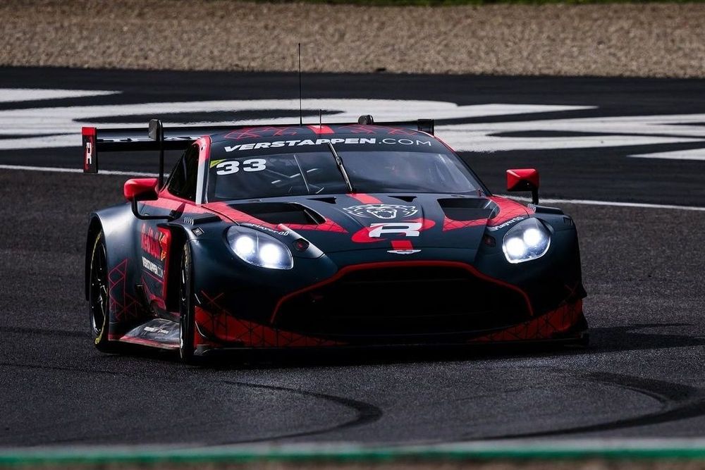 Max Verstappen con un Aston Martin GT3