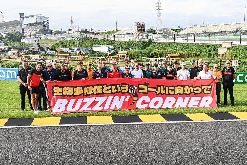 Pilotos y personal de la F1 con Sebastian Vettel en el proyecto Buzzin Corner