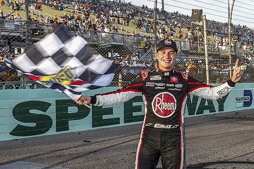 Bell luchar&aacute; por el t&iacute;tulo de NASCAR Cup tras ganar en Homestead