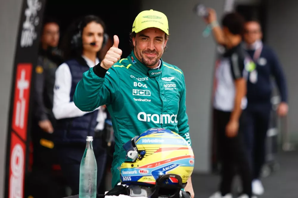 Fernando Alonso, Aston Martin F1 Team, da un pulgar arriba desde Parc Ferme 