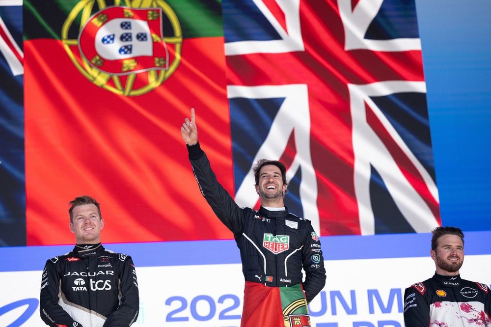 Nick Cassidy, Jaguar TCS Racing, 2nd position, Antonio Felix da Costa, Porsche, 1st position, Oliver Rowland, Nissan Formula E Team, 3rd position, on the podium