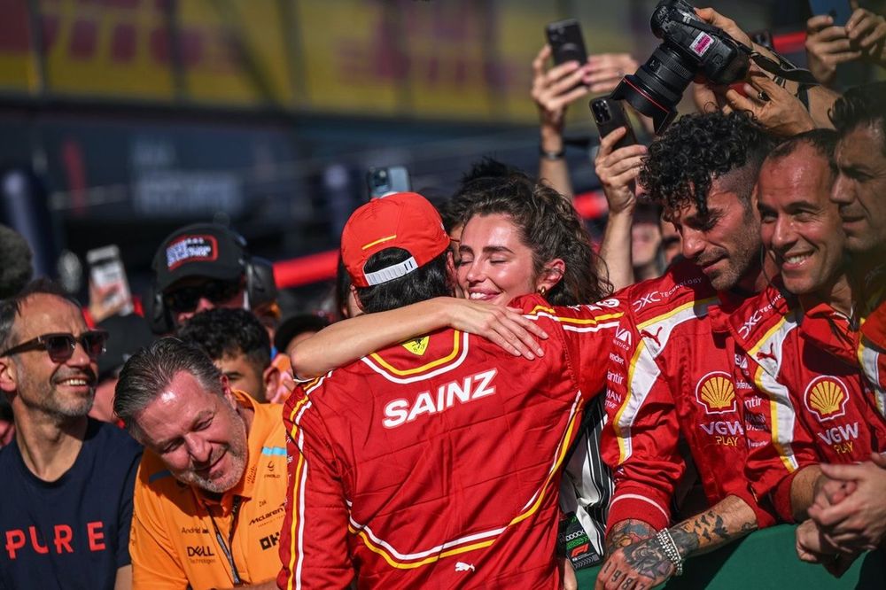 Carlos Sainz, Scuderia Ferrari, celebra con su novia Rebecca Donaldson en Parc Ferme 