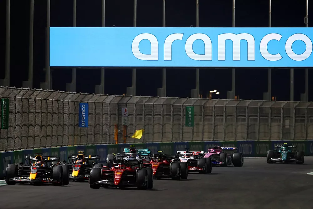 Charles Leclerc, Ferrari F1-75, Max Verstappen, Red Bull Racing RB18, Carlos Sainz Jr., Ferrari F1-75, Sergio P&eacute;rez, Red Bull Racing RB18, el resto del pelot&oacute;n