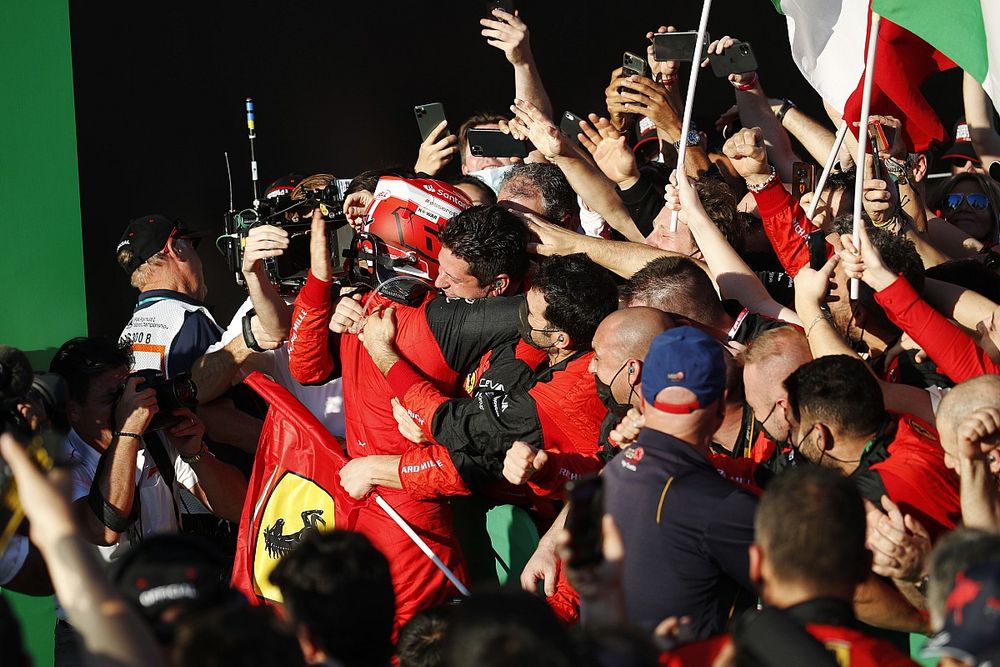 Charles Leclerc, Ferrari, 1ª posición, celebra con su equipo en el Parc Ferme