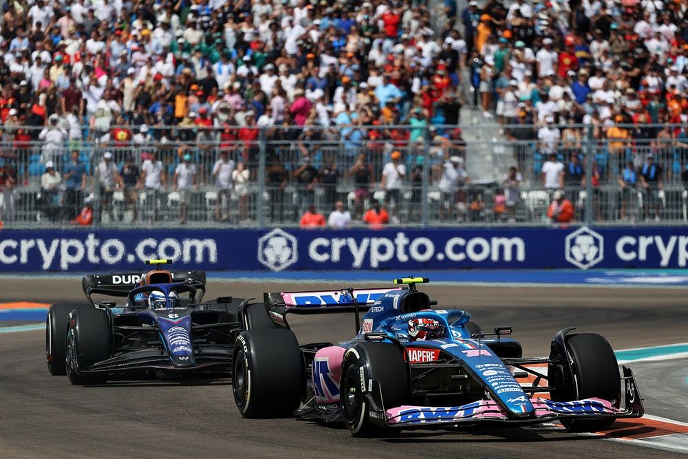 Esteban Ocon, Alpine A522, Nicholas Latifi, Williams FW44