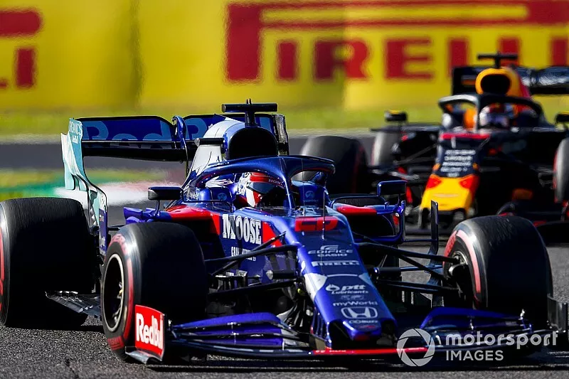 Daniil Kvyat, Toro Rosso STR14, en Max Verstappen, Red Bull Racing RB15