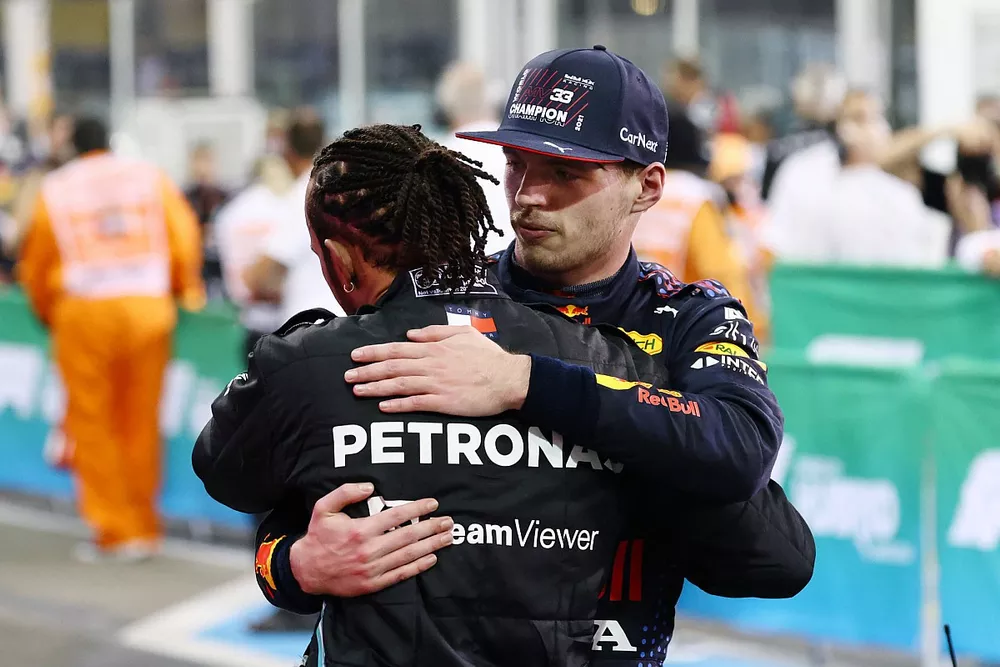 Lewis Hamilton, Mercedes, felicita a Max Verstappen, Red Bull Racing, por su campeonato en el Parc Ferme
