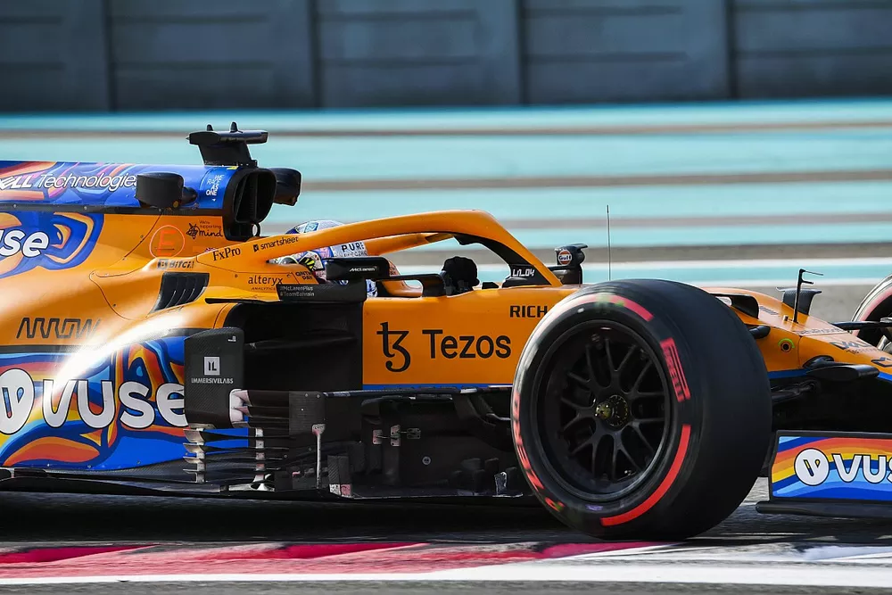Lando Norris, McLaren MCL35M adaptado (muleto) con los Pirelli de 18 pulgadas 