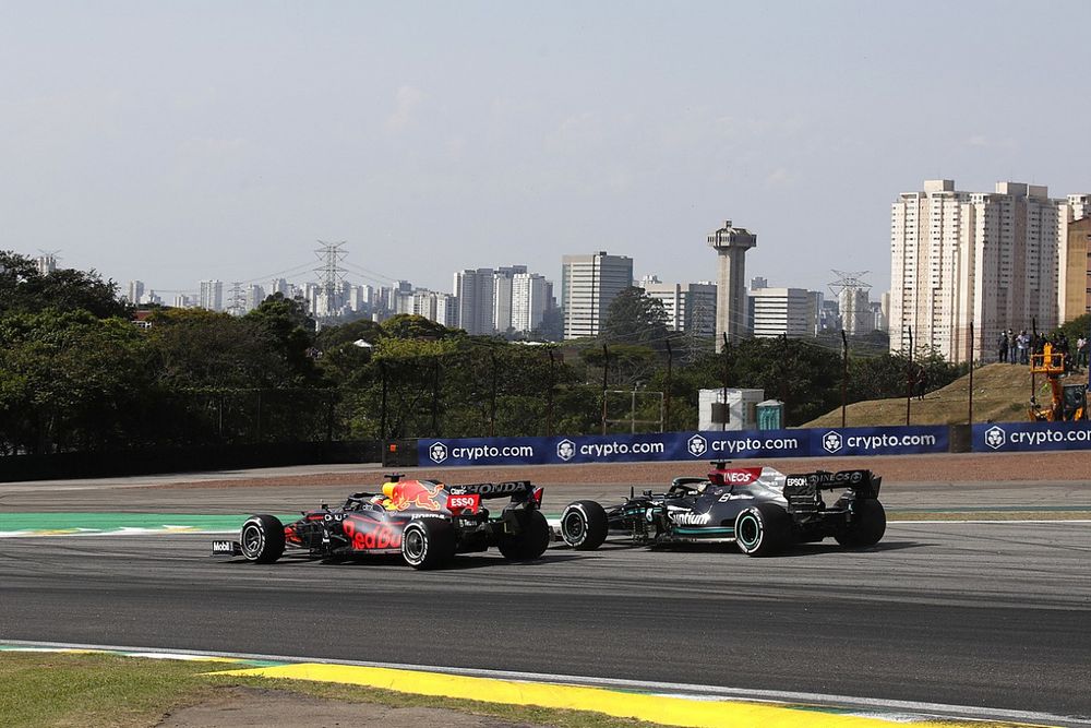 Max Verstappen, Red Bull Racing RB16B, lucha con Lewis Hamilton, Mercedes W12