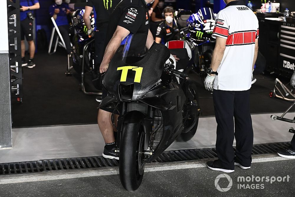 El garaje de Monster Yamaha con la moto de pruebas traída