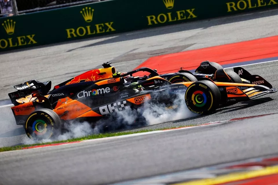 Max Verstappen, Red Bull Racing RB20, Lando Norris, McLaren MCL38, contacto mientras luchan por el liderato de la carrera.