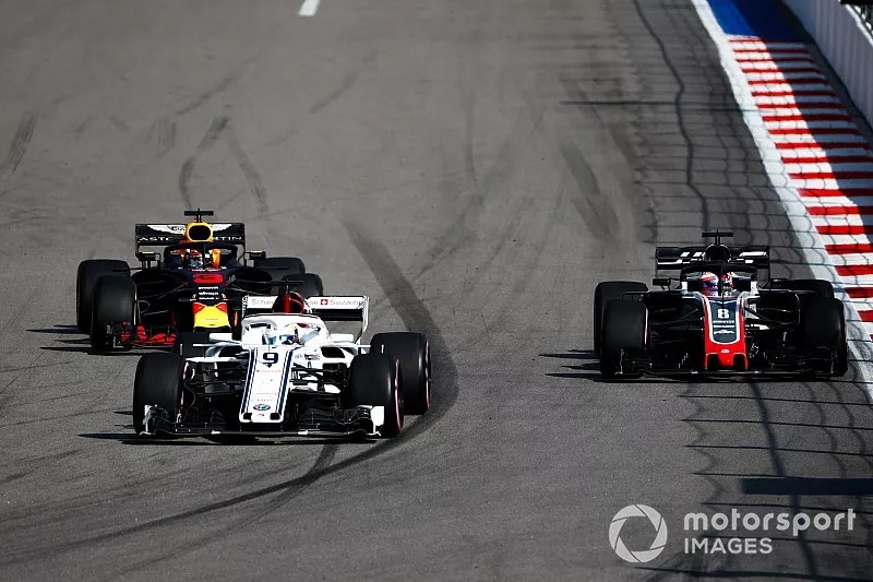 Marcus Ericsson, Sauber C37, devant Romain Grosjean, Haas F1 Team VF-18, et Daniel Ricciardo, Red Bull Racing RB14