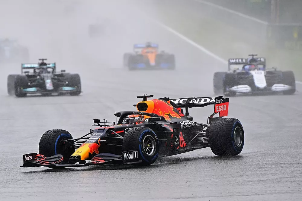 Max Verstappen, Red Bull Racing RB16B, George Russell, Williams FW43B, et Sir Lewis Hamilton, Mercedes W12