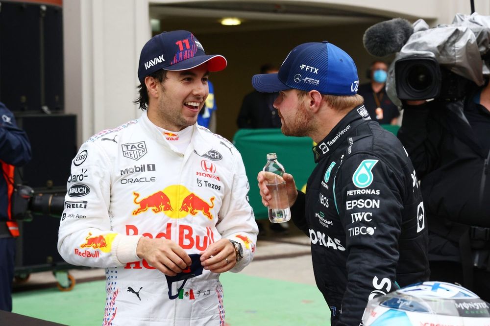 Sergio P&eacute;rez, Red Bull Racing, 3&ordf; posici&oacute;n, y Valtteri Bottas, Mercedes, 1&ordf; posici&oacute;n, hablan en el Parc Ferme