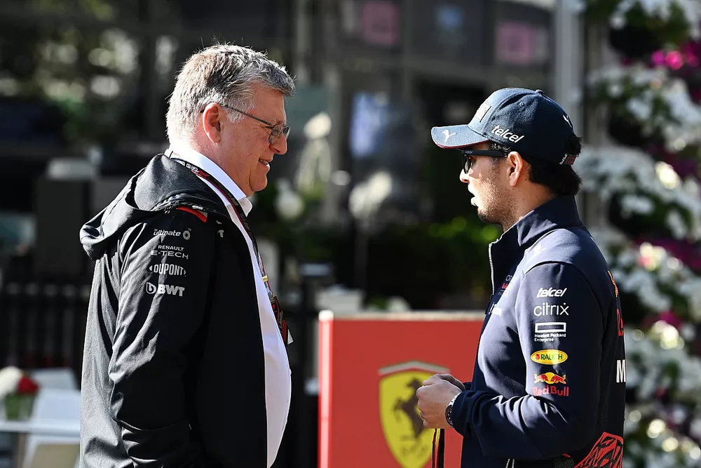 Otmar Szafnauer, Team Principal, Alpine F1 Sergio Perez, Red Bull Racing