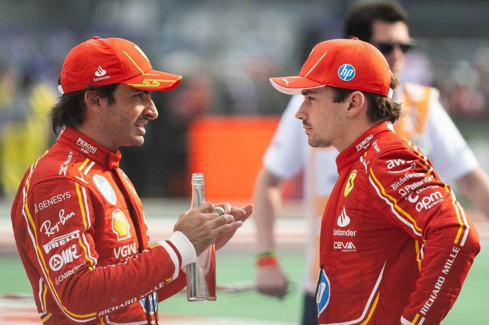 Carlos Sainz, Scuderia Ferrari, 1st position, Charles Leclerc, Scuderia Ferrari, 3rd position, chat in Parc Ferme 