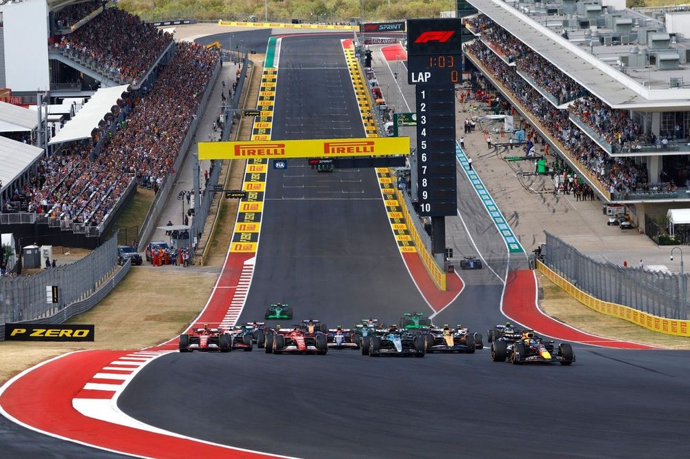 フェルスタッペン、久々WIN。最終周バトル制したサインツJr.が2位