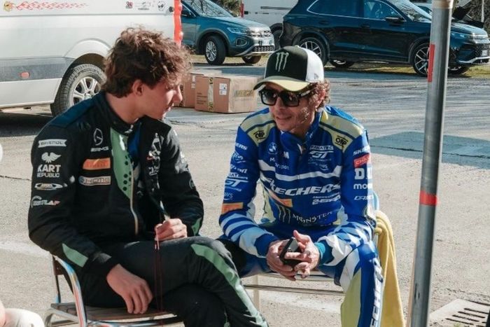 Antonelli y Rossi entrenan y comparten consejos en un karting