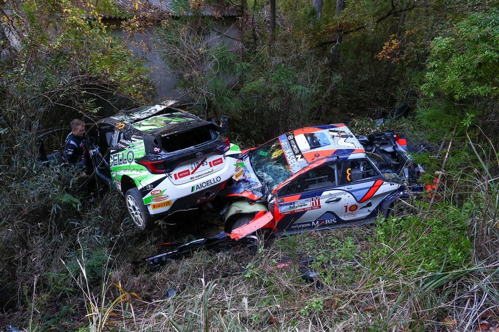 Heikki Kovalainen, Sae Kitagawa, Toyota GR Yaris Rally2, Ott Tänak, Martin Järveoja, Hyundai World Rally Team Hyundai i20 N Rally1 after the crash