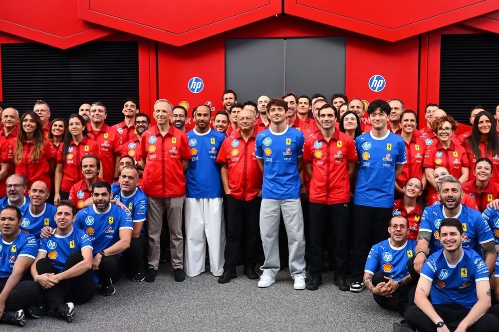 Charles Leclerc y Lewis Hamilton, en la foto de familia de Ferrari antes del GP de Italia en Monza