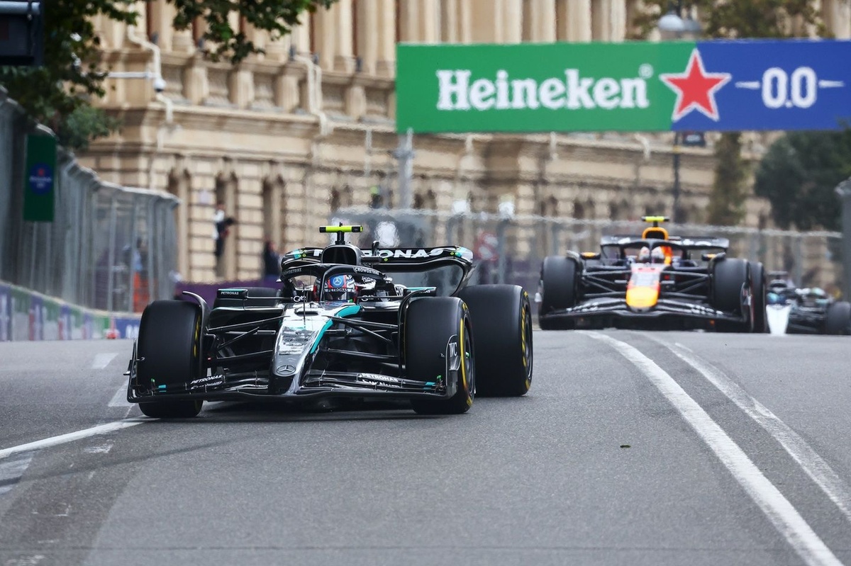 2024F1グランプリ　レッドブルステッカー F1 日本グランプリ 鈴鹿 2024鈴鹿サーキットRed Bull レッドブル