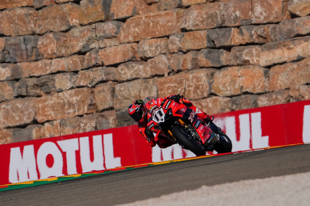 WSBK Aragón – Bulega vuelve a ganar para apretar el mundial 
