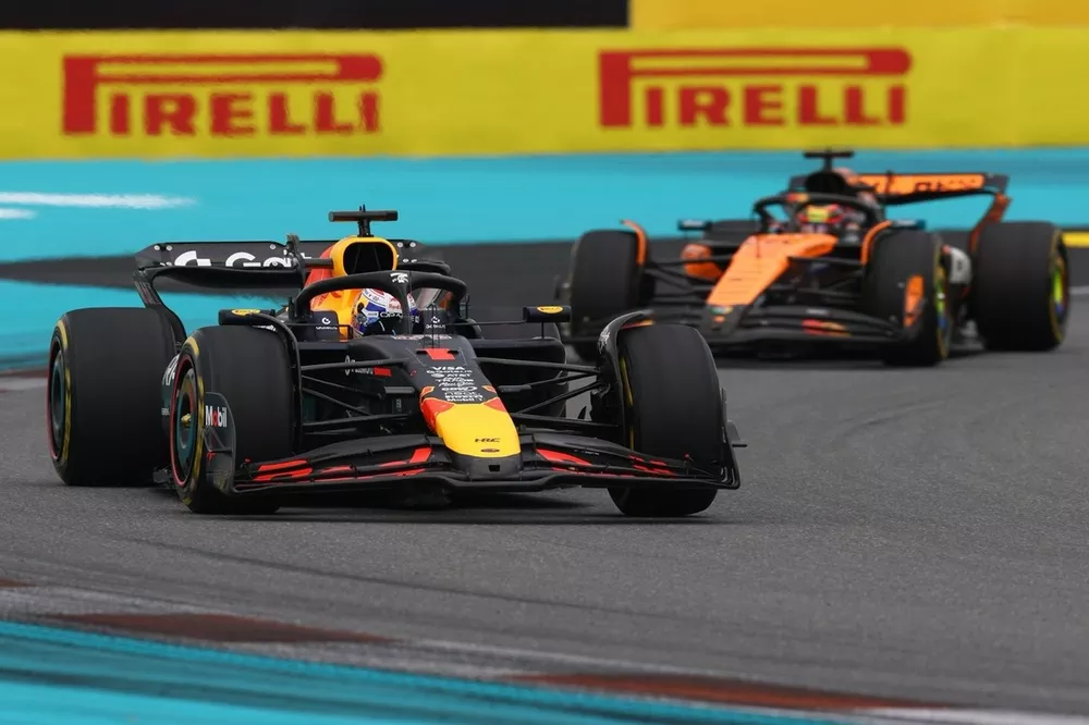 Oscar Piastri, McLaren, Max Verstappen, Red Bull Racing