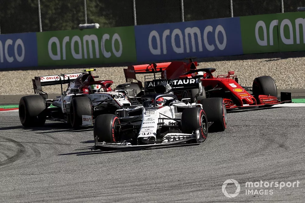 Daniil Kvyat, AlphaTauri AT01, devant Sebastian Vettel, Ferrari SF1000, et Antonio Giovinazzi, Alfa Romeo Racing C39