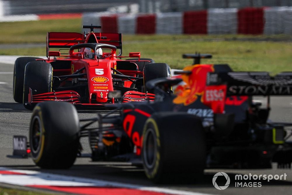 Sebastian Vettel, Ferrari SF1000, hace un trompo Max Verstappen, Red Bull Racing RB16