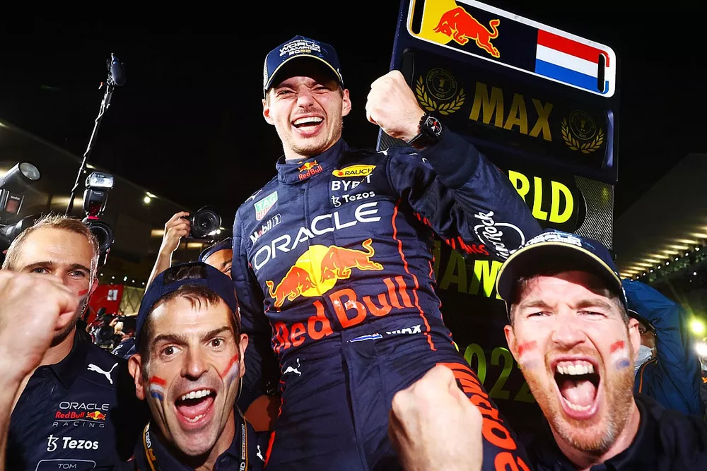 El campe&oacute;n del mundo Max Verstappen, Red Bull Racing celebra su bicampeonato con el equipo
