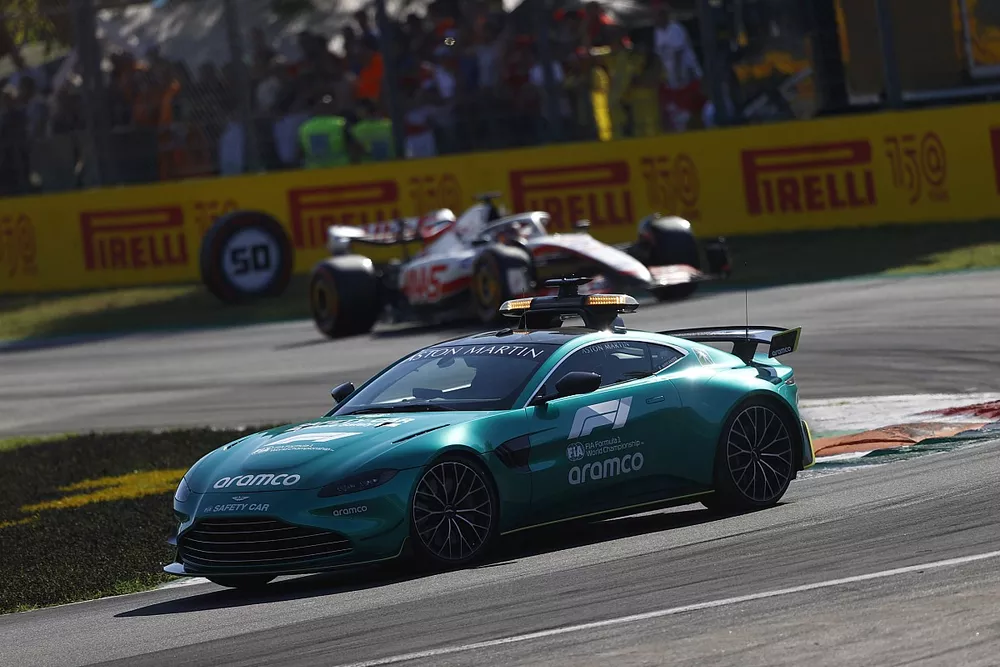 La voiture de s&eacute;curit&eacute;, Kevin Magnussen, Haas VF-22