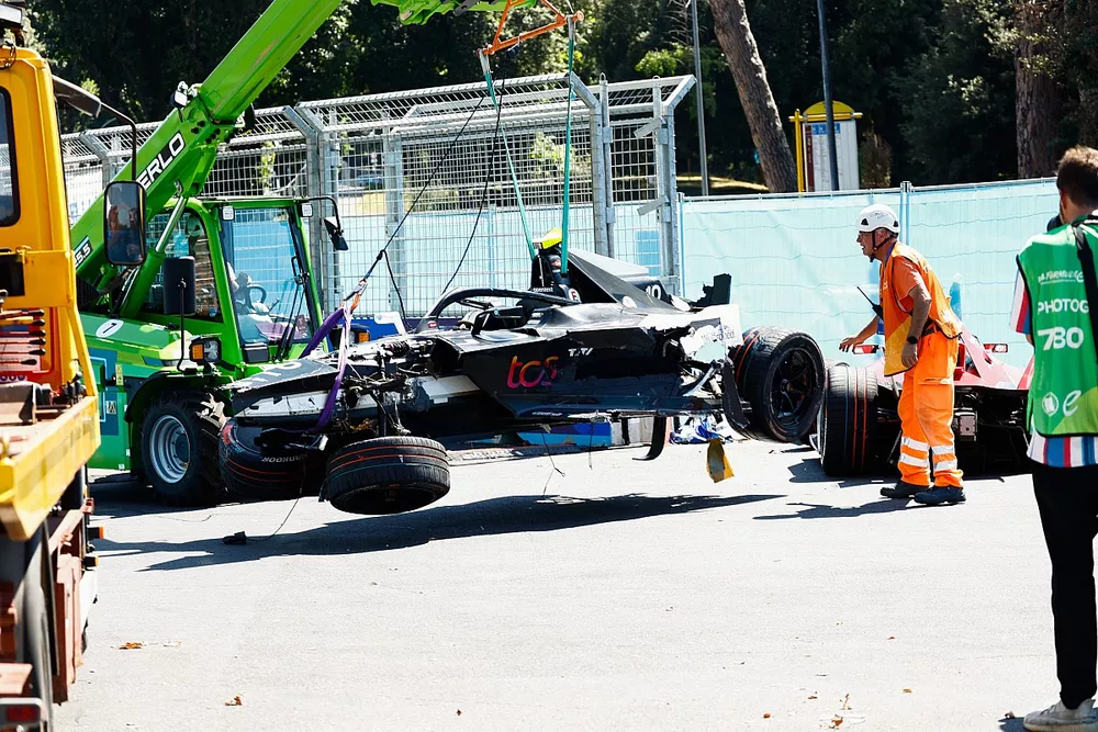 I commissari rimuovono la vettura di Sam Bird, Jaguar Racing, Jaguar I-TYPE 6, con una gru dopo un grosso incidente al 9° giro