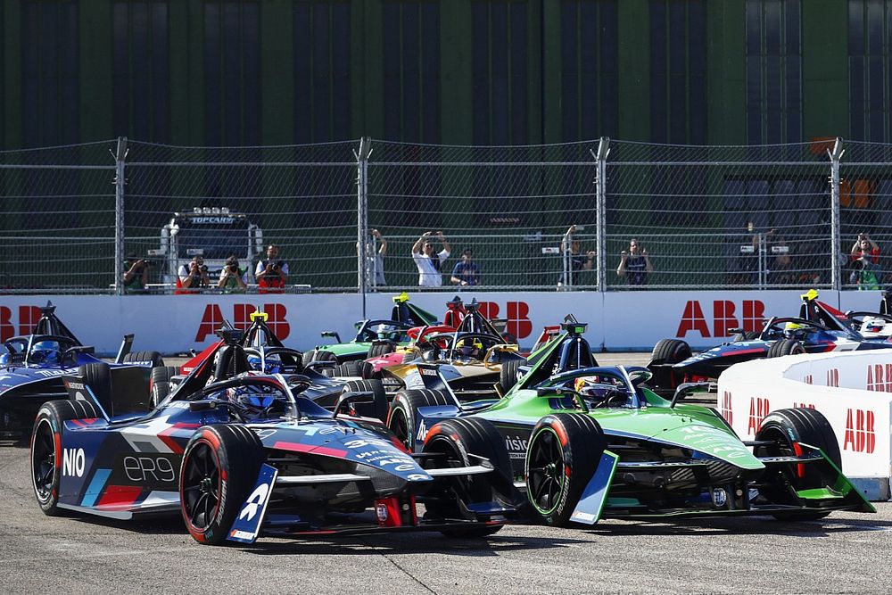 Sebastien Buemi, Envision Racing, Jaguar I-TYPE 6, Sam Bird, Jaguar Racing, Jaguar I-TYPE 6, Dan Ticktum, NIO 333 FE Team, NIO 333 ER9, the rest of the field at the start