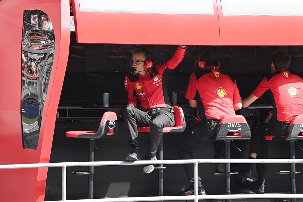 Laurent Mekies, Director de carreras de la Scuderia Ferrari, en el muro de boxes.
