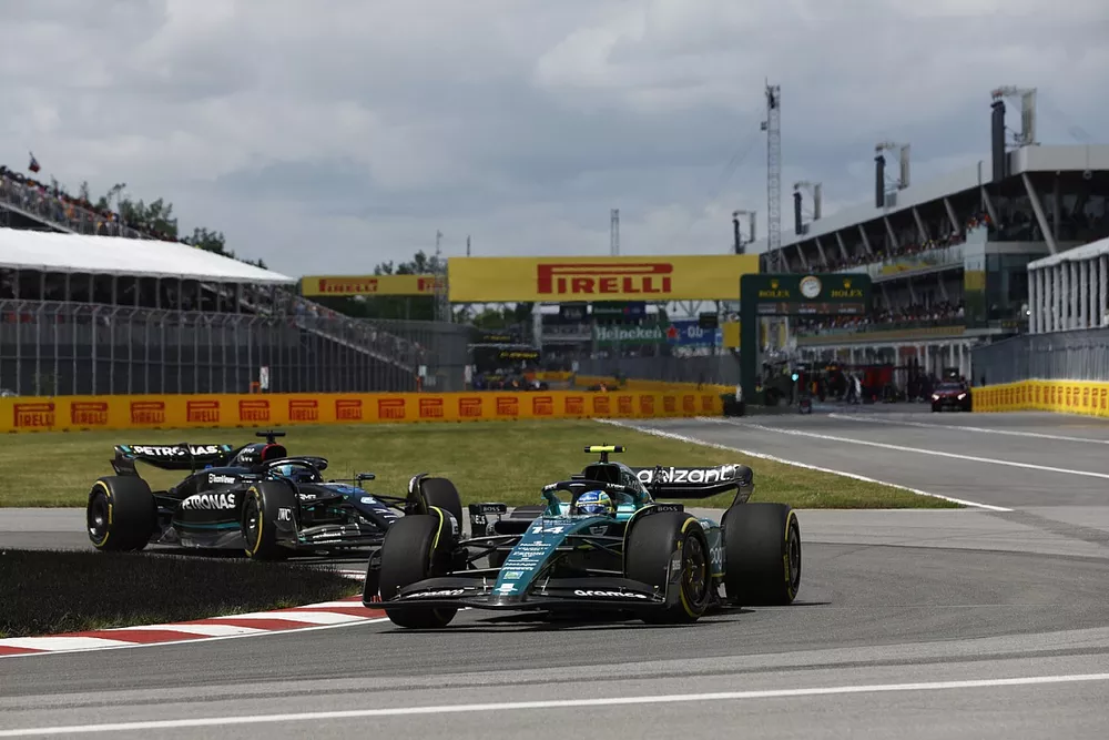 Fernando Alonso, Aston Martin AMR23, George Russell, Mercedes F1 W14