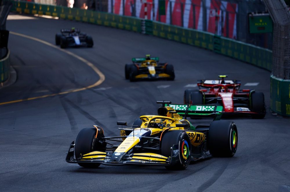 Oscar Piastri, McLaren MCL38, leads Carlos Sainz, Ferrari SF-24