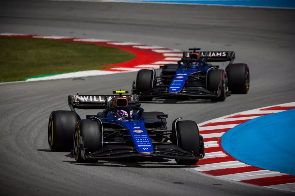 Logan Sargeant, Williams FW46, y Alex Albon, Williams FW46