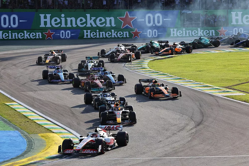 Kevin Magnussen, Haas VF-22, Max Verstappen, Red Bull Racing RB18, George Russell, Mercedes W13, Lando Norris, McLaren MCL36, et le reste des monoplaces au d&eacute;part