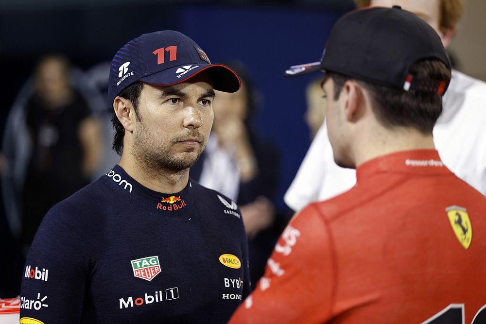 Sergio Pérez, Red Bull Racing, Charles Leclerc, Scuderia Ferrari, hablan en el Parc Ferme tras la clasificación