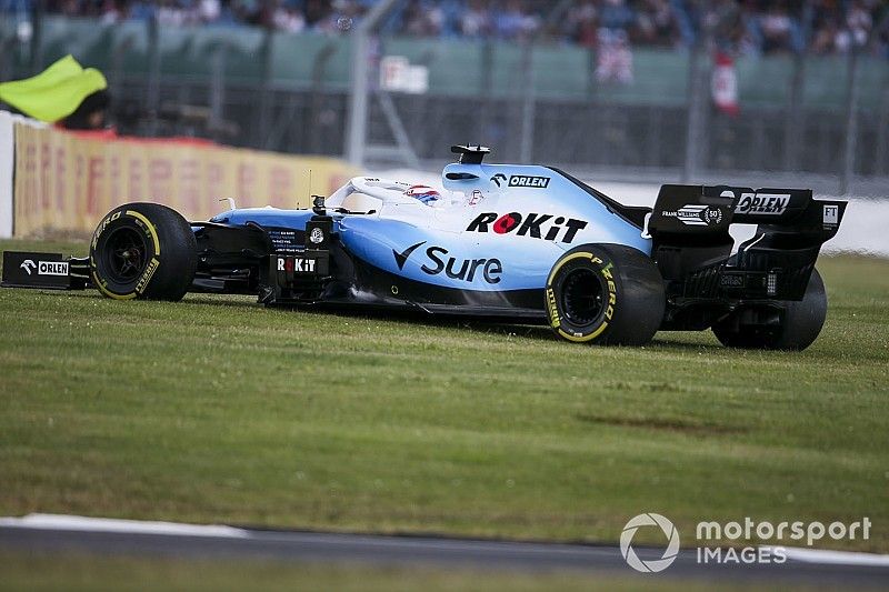 George Russell, Williams Racing FW42, sobre el pasto