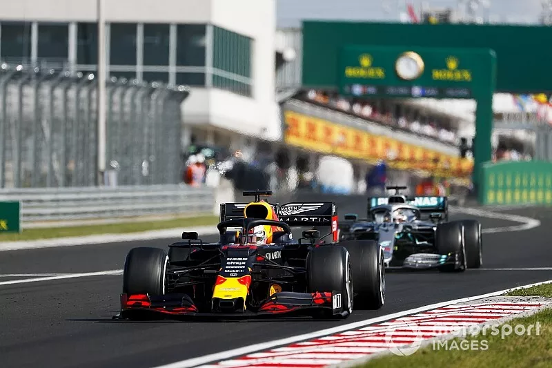 Max Verstappen, Red Bull Racing RB15, lidera a Lewis Hamilton, Mercedes AMG F1 W10