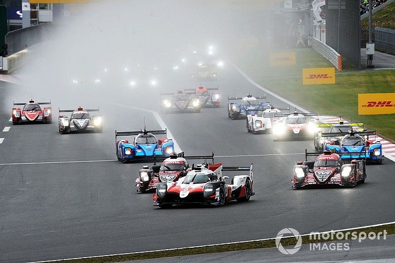 #8 Toyota Gazoo Racing Toyota TS050: Sebastien Buemi, Kazuki Nakajima, Fernando Alonso, leads at the start