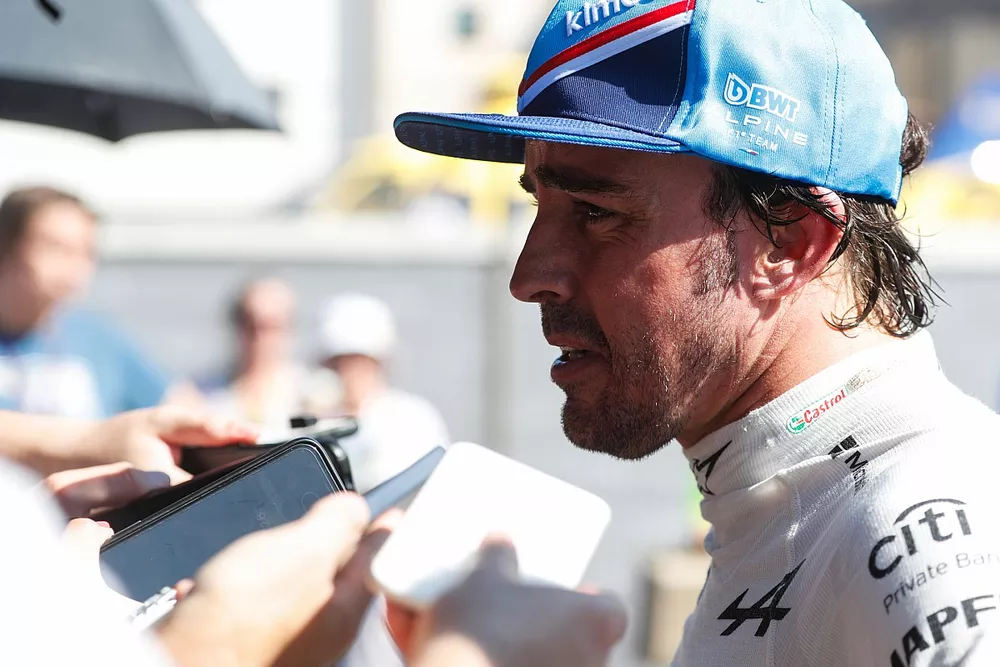Fernando Alonso, del equipo Alpine F1, es entrevistado tras la carrera