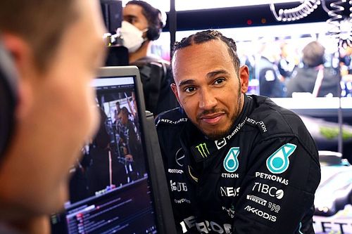 Hamilton da un paso atr&aacute;s y se quita las joyas en Silverstone