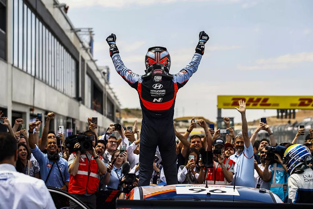 Race winner Mikel Azcona, BRC Hyundai N Squadra Corse, Hyundai Elantra N TCR