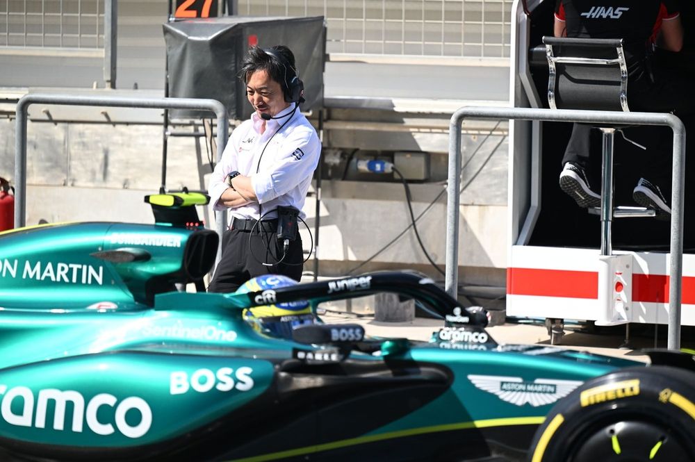 Ayao Komatsu, jefe de Haas F1, mira el coche de Fernando Alonso, Aston Martin AMR24