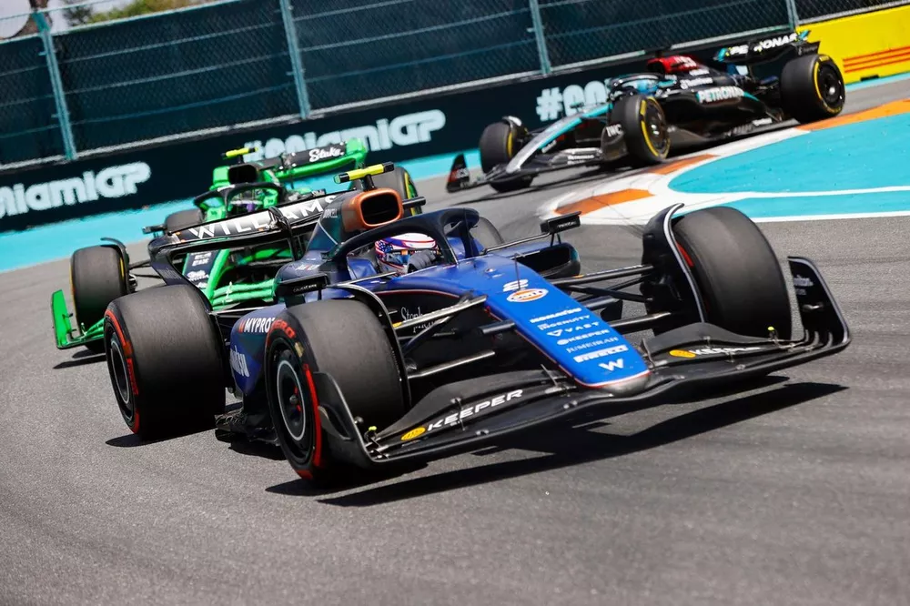 Logan Sargeant, Williams FW46, Zhou Guanyu, Stake F1 Team Kick Sauber C44, George Russell, Mercedes F1 W15